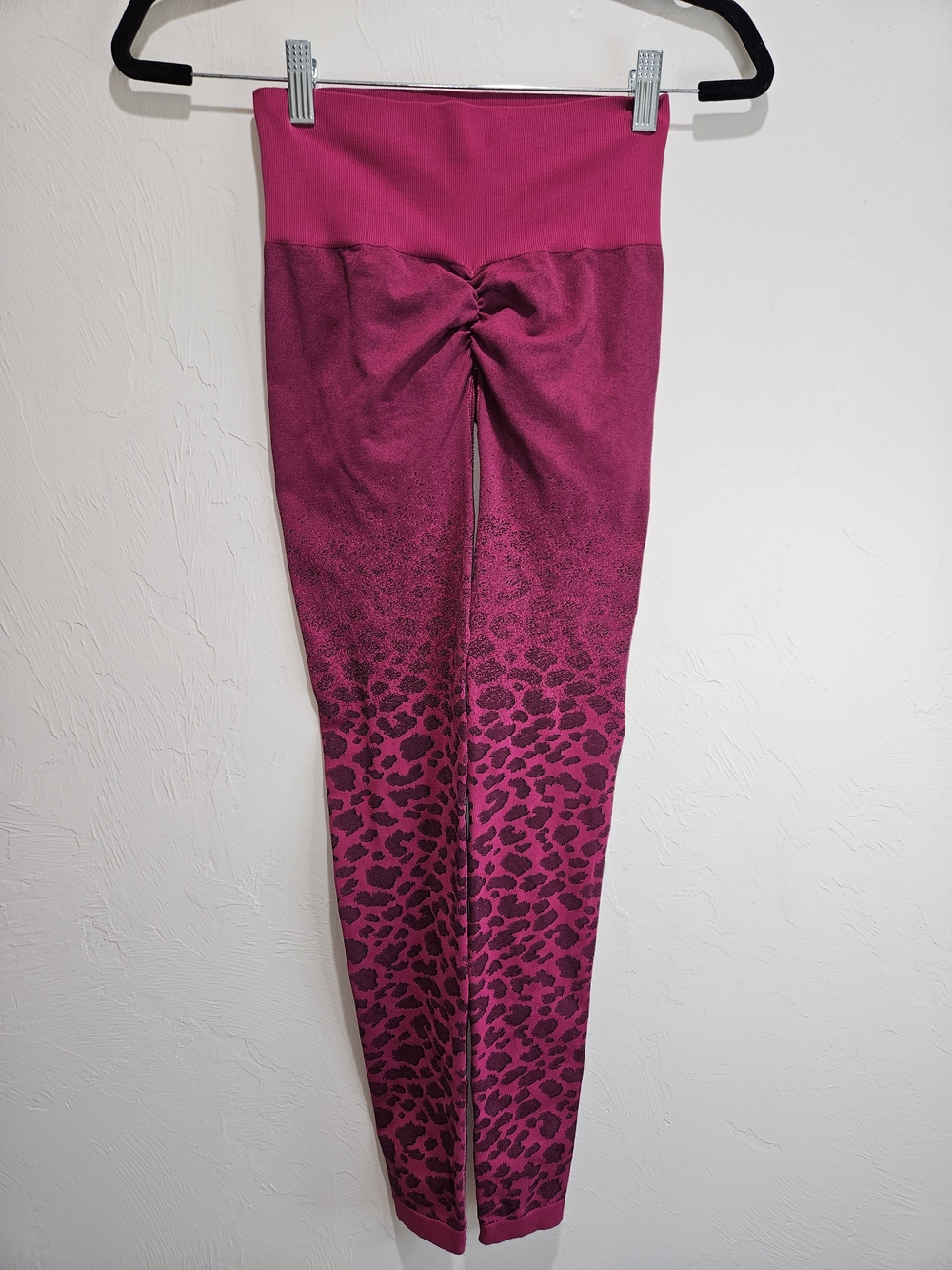 ABS2B Wild Seamless Magenta Scrunch Leggings Small Leopard Cheetah Print Gym - Picture 6 of 11
